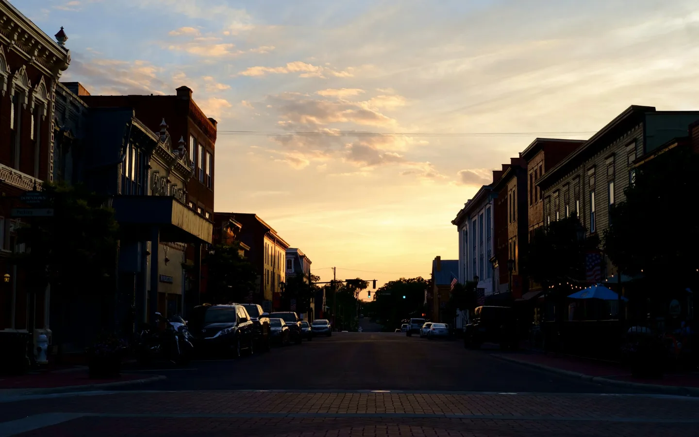 Rua comercial de cidade do interior ao entardecer